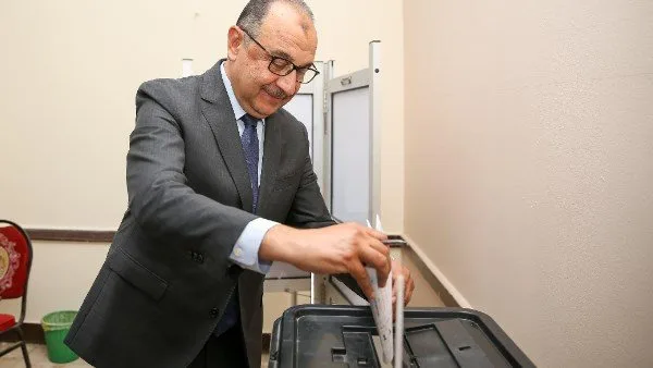 وزير قطاع الأعمال العام يُمارس حقه الانتخابي في انتخابات مجلس الشيوخ بالتجمع الخامس