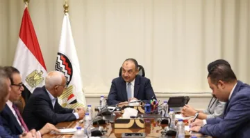 وزير قطاع الأعمال: عمال مصر يشكلون أساساً مهماً في جهود البناء والتطوير
