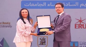 وزيرة التضامن الاجتماعي تُقدّم تكريمًا لرئيس جامعة بنها – صور