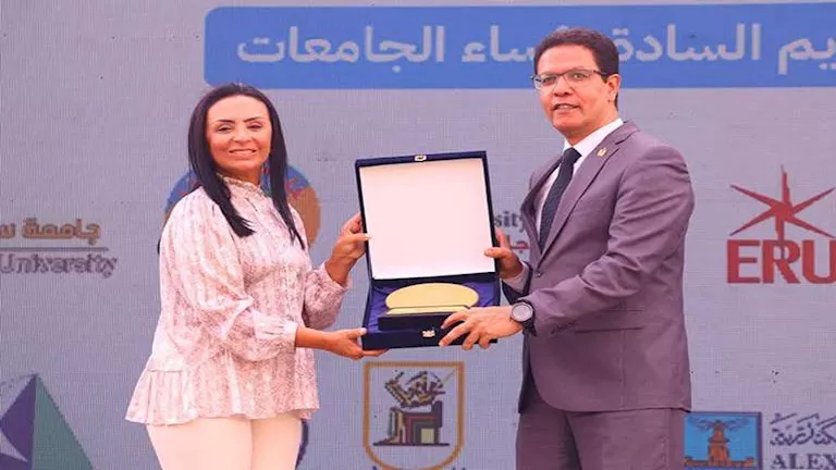 وزيرة التضامن الاجتماعي تُقدّم تكريمًا لرئيس جامعة بنها – صور وزيرة التضامن الاجتماعي تُقدّم تكريمًا لرئيس جامعة بنها – صور