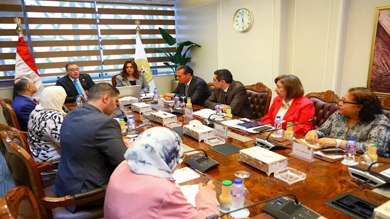 وزيرة التنمية المحلية تتناقش مع رئيس الجهاز المركزى للتنظيم والإدارة بشأن مجالات التعاون وزيرة التنمية المحلية تتناقش مع رئيس الجهاز المركزى للتنظيم والإدارة بشأن مجالات التعاون