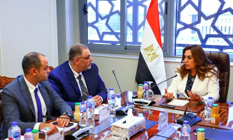وزيرة التنمية المحلية تناقش مع شركة أزري العالمية تعزيز الخدمات للمواطنين وزيرة التنمية المحلية تناقش مع شركة أزري العالمية تعزيز الخدمات للمواطنين