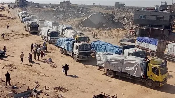 وصول 45 شاحنة مساعدات إماراتية إلى معبر كرم أبو سالم استعدادًا لدخولها إلى غزة.