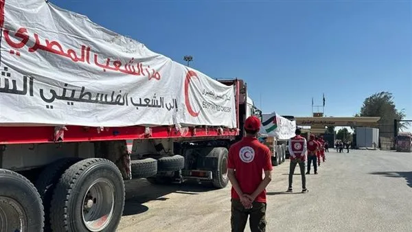 وصول القافلة الخامسة والعشرين من المساعدات الإنسانية إلى الفلسطينيين في قطاع غزة وصول القافلة الخامسة والعشرين من المساعدات الإنسانية إلى الفلسطينيين في قطاع غزة