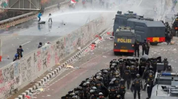 وفاة 3 أفراد في حريق أثناء تظاهرات بإندونيسيا