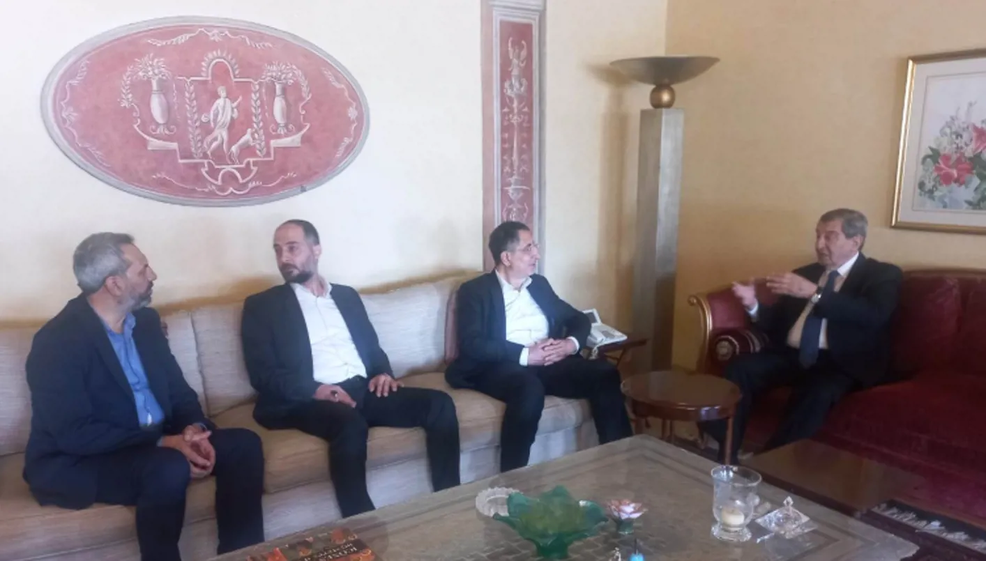 وفد حزب الله يلتقي الفرزلي: لا نعتزم التخلي عن السلاح وفد حزب الله يلتقي الفرزلي: لا نعتزم التخلي عن السلاح