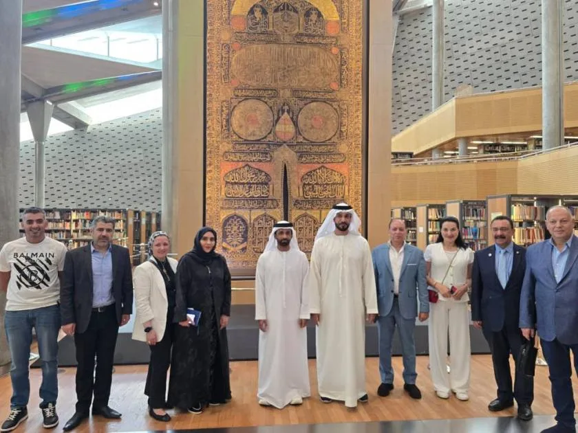 وفد من الإمارات يستعرض أهم مقتنيات مكتبة الإسكندرية