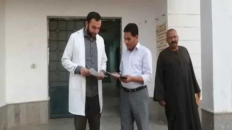 وكيل وزارة الصحة في الأقصر يزور حملة التطعيم ضد مرض البلهارسيا (صور) وكيل وزارة الصحة في الأقصر يزور حملة التطعيم ضد مرض البلهارسيا (صور)
