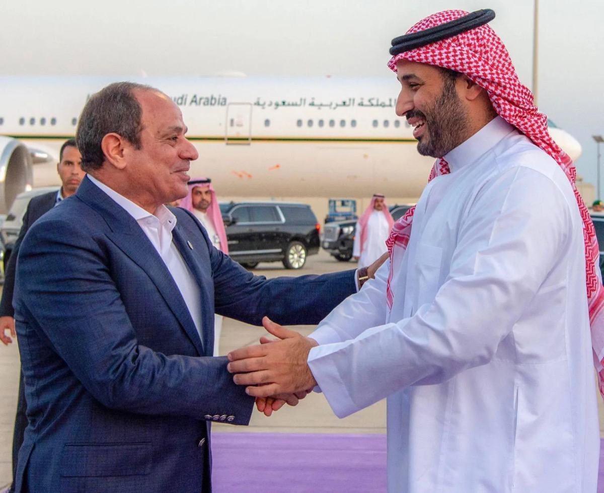 ولي العهد السعودي الأمير محمد بن سلمان في مقدمة مودعي الرئيس المصري عبد الفتاح السيسي لدى مغادرته نيوم الخميس (واس)