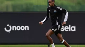 “يجب عليه التصرف بشكل مناسب”.. مدرب نيوكاسل يتحدث عن موقف إيزاك في التدريبات