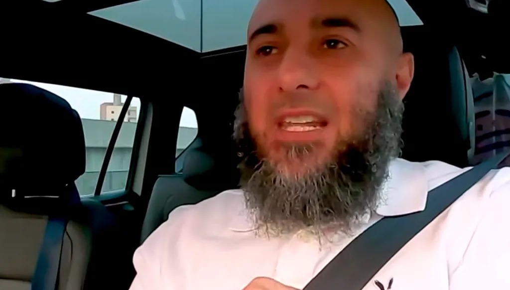 مشهد من فيديو لأحد الدعاة بثه على صفحته بموقع فايسبوك - (النهار)
