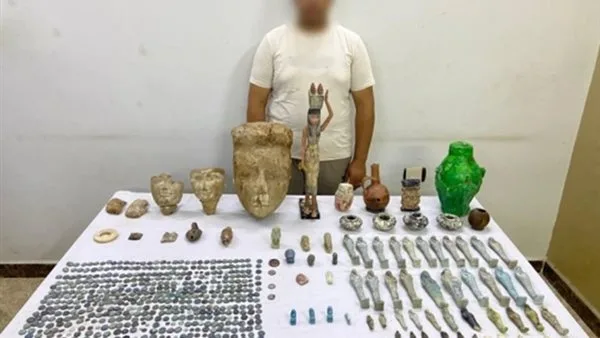 تماثيل وأشياء تاريخية.. اعتقال شخص في المنيا بحوزته 577 قطعة أثرية | صور تماثيل وأشياء تاريخية.. اعتقال شخص في المنيا بحوزته 577 قطعة أثرية | صور