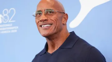 من مصارع إلى نجم سينمائي بأداء متنوع… ‘ذا روك’ يأسر القلوب في البندقية!