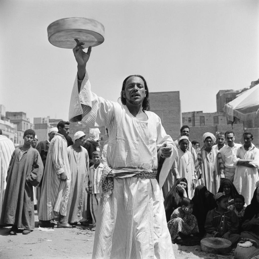 حاوي يستعرض امام الجمهور خلال احتفالات المولد النبوي الشريف في القاهرة عام 1966
