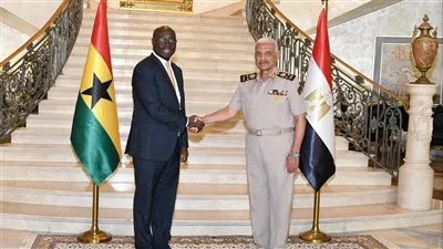 القائد الأعلى للقوات المسلحة ووزير الدفاع والإنتاج الحربي يلتقي وزير المالية والتخطيط الاقتصادي بالنيابة عن وزير الدفاع في غانا. القائد الأعلى للقوات المسلحة ووزير الدفاع والإنتاج الحربي يلتقي وزير المالية والتخطيط الاقتصادي بالنيابة عن وزير الدفاع في غانا.