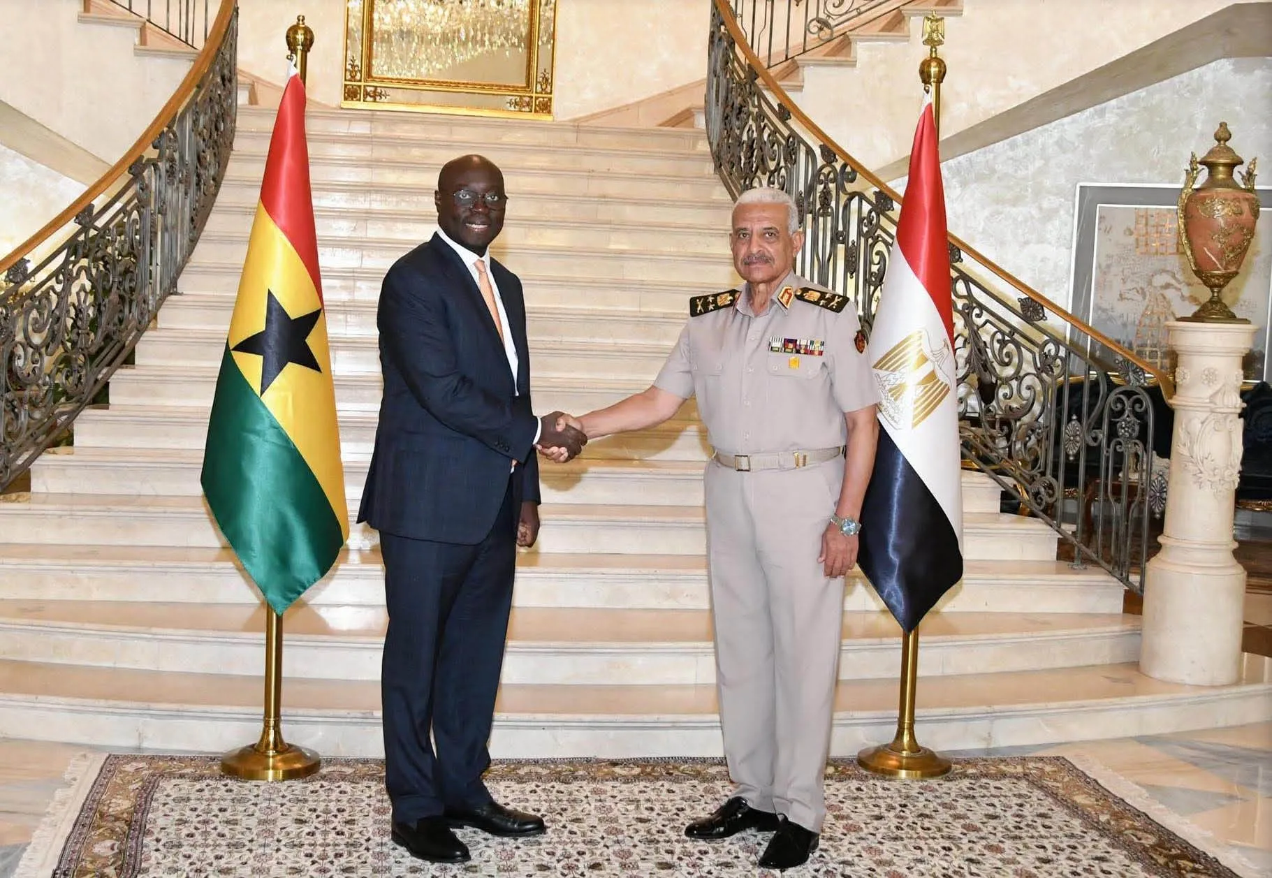 وزير الدفاع يتقابل مع وزير المالية والتخطيط الاقتصادي والقائم بأعمال وزير الدفاع في غانا وزير الدفاع يتقابل مع وزير المالية والتخطيط الاقتصادي والقائم بأعمال وزير الدفاع في غانا