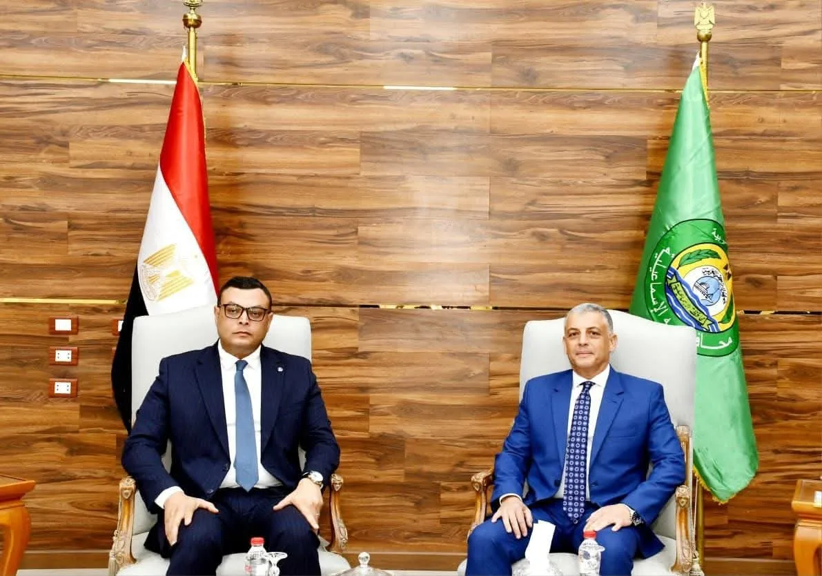 وزير الإسكان ومحافظ الإسماعيلية يستعرضان عدة قضايا مشتركة في العمل