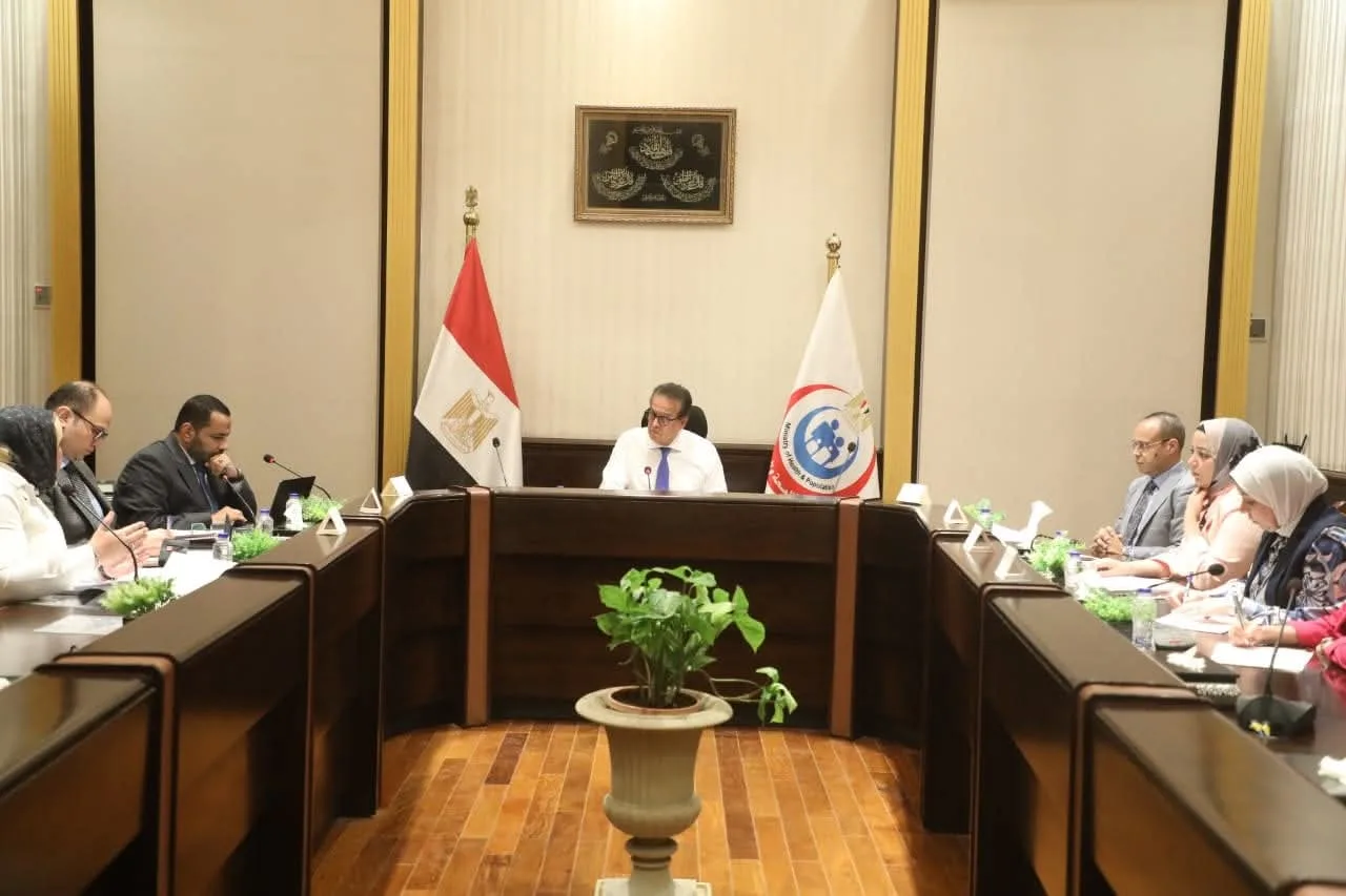 وزير الصحة يستعرض تطورات البرنامج الوطني لمكافحة الإيدز ويشدد على أهمية تعزيز الرعاية والتوعية