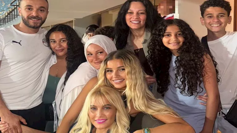 7 لقطات لزوجة حسام حسن وابنته خلال مباراة مصر وإثيوبيا 7 لقطات لزوجة حسام حسن وابنته خلال مباراة مصر وإثيوبيا