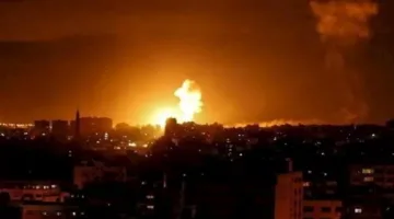 إعلام فلسطيني: طائرات الاحتلال الإسرائيلي تواصل شن غارات كثيفة في وسط قطاع غزة