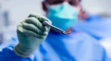إنجاز طبي غير مسبوق: أول عملية جراحية لعمود فقري باستخدام غرسة من التيتانيوم ثلاثية الأبعاد