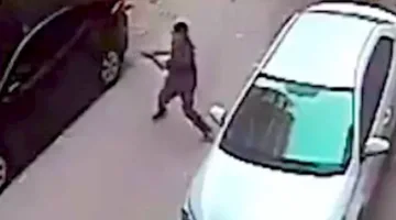 “الحجر يرد له الصاع صاعين”: الأمن يكشف تفاصيل فيديو محاولة سرقة سيارة