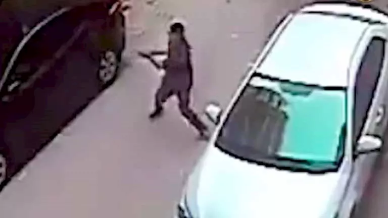 “الحجر يرد له الصاع صاعين”: الأمن يكشف تفاصيل فيديو محاولة سرقة سيارة “الحجر يرد له الصاع صاعين”: الأمن يكشف تفاصيل فيديو محاولة سرقة سيارة