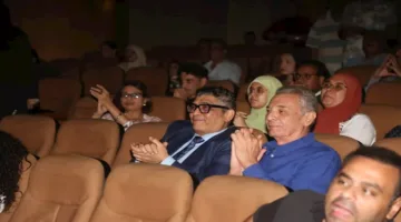 المسرح التجريبي: علاء عبدالسلام ومحمود حميدة يتابعان عرض “رماد من زمن الف”