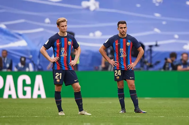 برشلونة يسعى لتجديد عقود إيريك جارسيا وفرينكي دي يونج