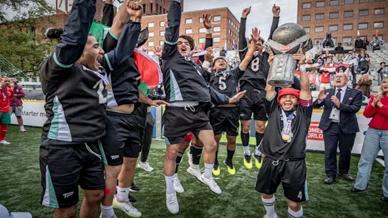 تصرف إنساني من شيكابالا تجاه لاعبي منتخب مصر الحائزين على كأس العالم للمشجعين تصرف إنساني من شيكابالا تجاه لاعبي منتخب مصر الحائزين على كأس العالم للمشجعين