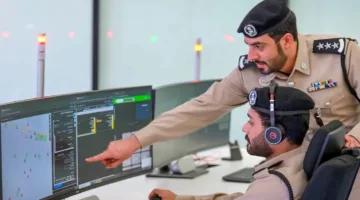 خلال أقل من 10 دقائق.. شرطة الشارقة تنقذ شخصين حاصرا في سيارة تعطلت.
