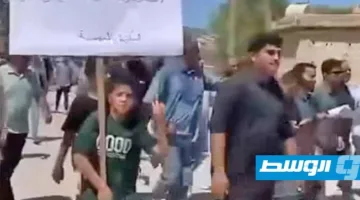 سكان السكيرات في مصراتة ينظمون مظاهرة للمطالبة بإزالة مخازن الأسلحة من منطقتهم