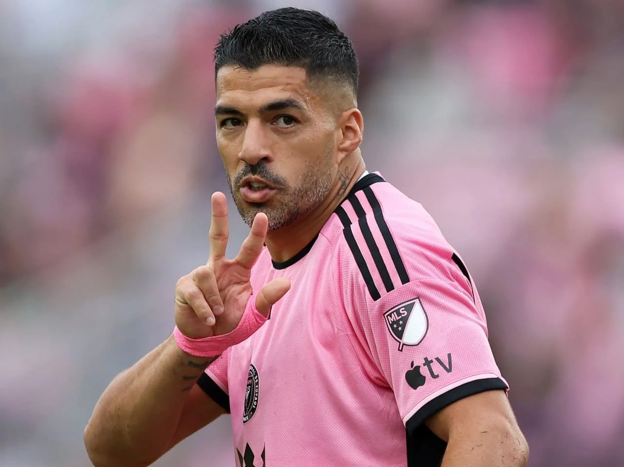 شاهد الفيديو.. لحظة قيام سواريز بالبصق على مدرب سياتل شاهد الفيديو.. لحظة قيام سواريز بالبصق على مدرب سياتل
