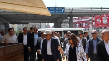 صور.. “مدبولي” يراقب تقدم أعمال تطوير سوق العتبة في وسط القاهرة.
