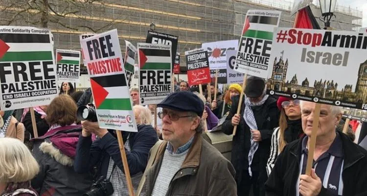 عشرات الآلاف يحتجون في لندن بمناسبة اليوم العالمي للتضامن مع غزة عشرات الآلاف يحتجون في لندن بمناسبة اليوم العالمي للتضامن مع غزة