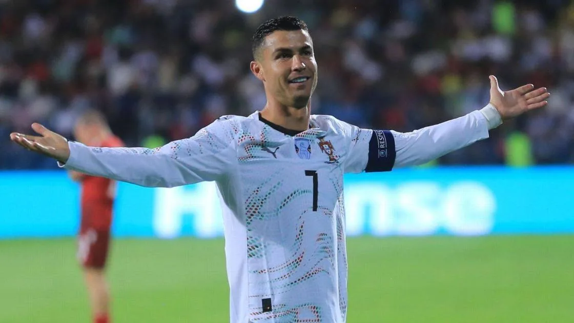 كريستيانو رونالدو يأسر المشاعر.. دموع طفل قبل مواجهة أرمينيا والبرتغال كريستيانو رونالدو يأسر المشاعر.. دموع طفل قبل مواجهة أرمينيا والبرتغال