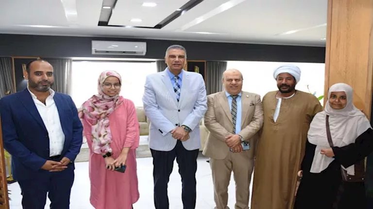 محافظ أسوان يكرّم الطلاب المتفوقين الذين حصلوا على منح دراسية مجانية (صور)