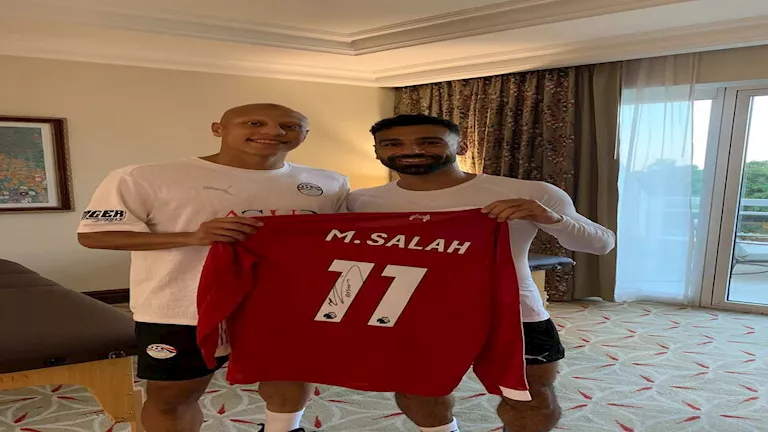محمد صلاح يتبرع بقميصه للمنضم الجديد في المنتخب المصري محمد صلاح يتبرع بقميصه للمنضم الجديد في المنتخب المصري